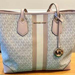 MK large purse. Excellent condition